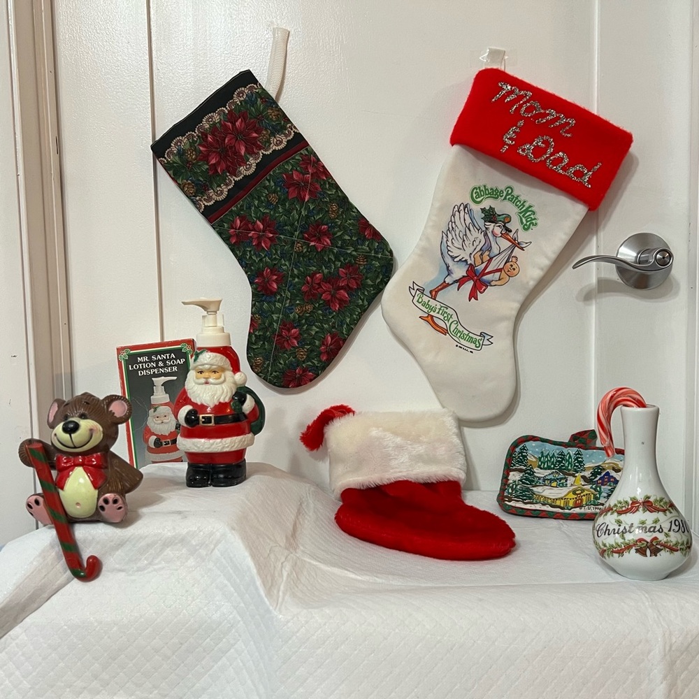 Lot of 7 Vintage Christmas Decorations Stockings/holder Pot Holder Vase Read